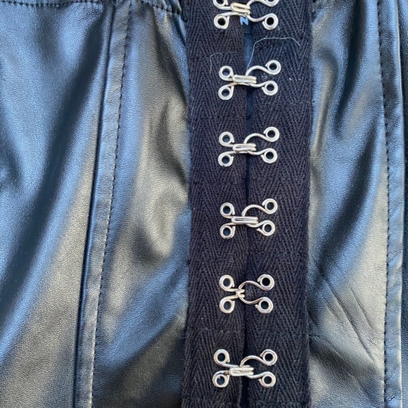 💲😎 HOST PICK! 😎 Black cap sleeve crop top Front fasten Bustier - Picture 2 of 5